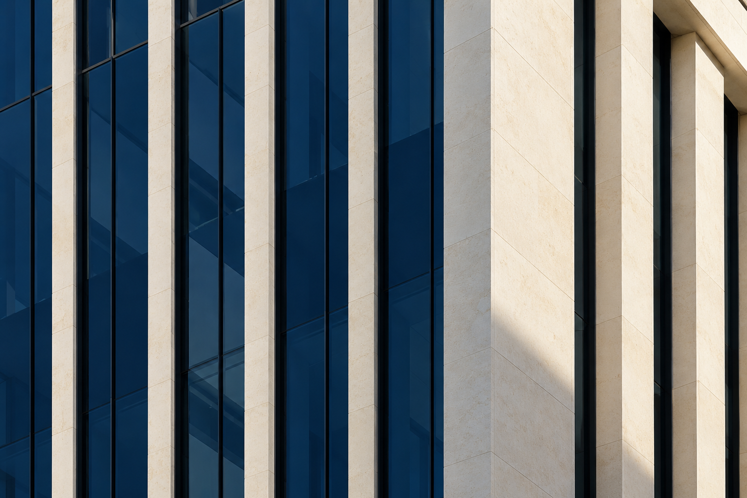 Lumière et ombre sur une façade de bureaux moderne en verre